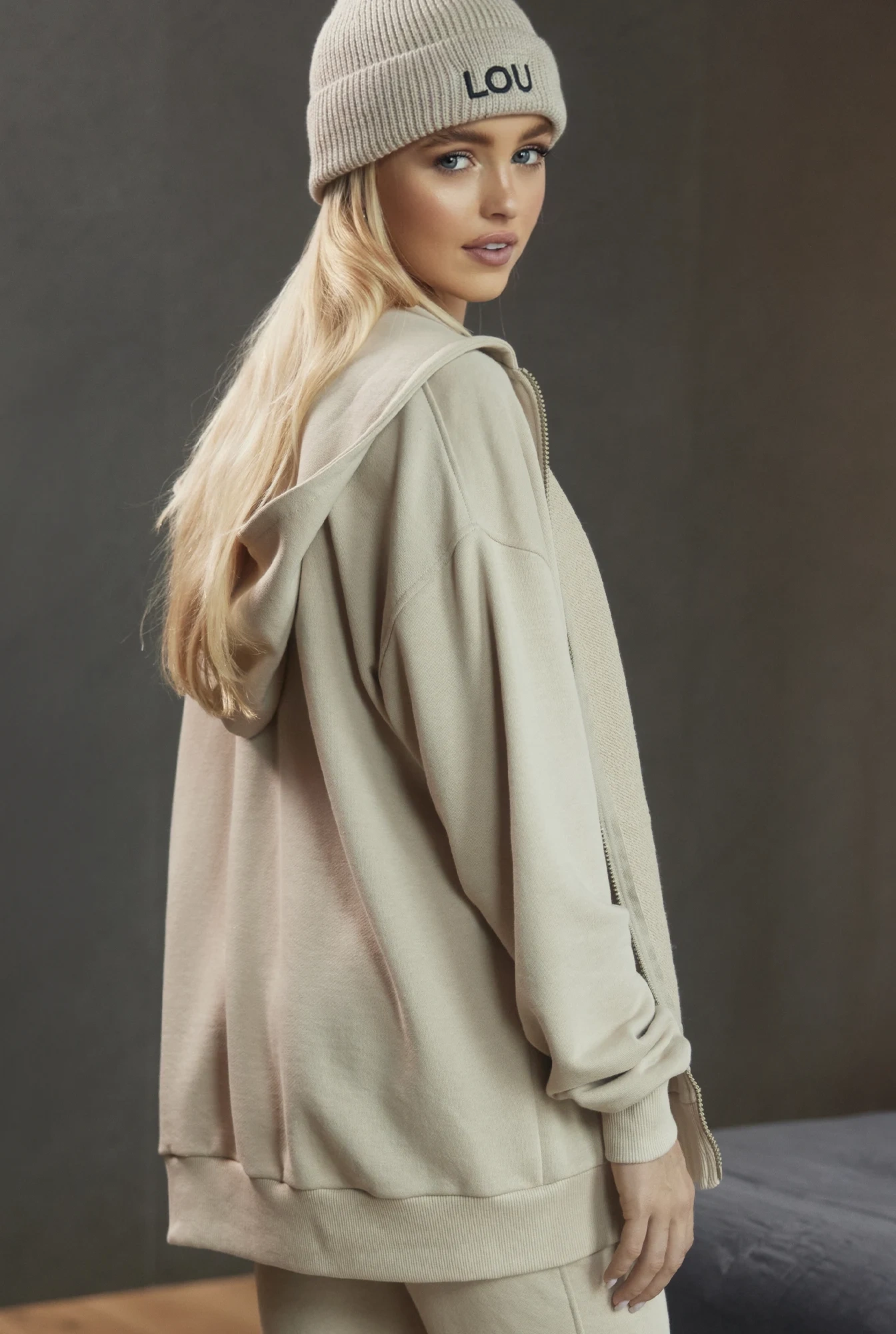 Boston Beige - beige unbuttoned sweatshirt with logo and ribbed cuffs