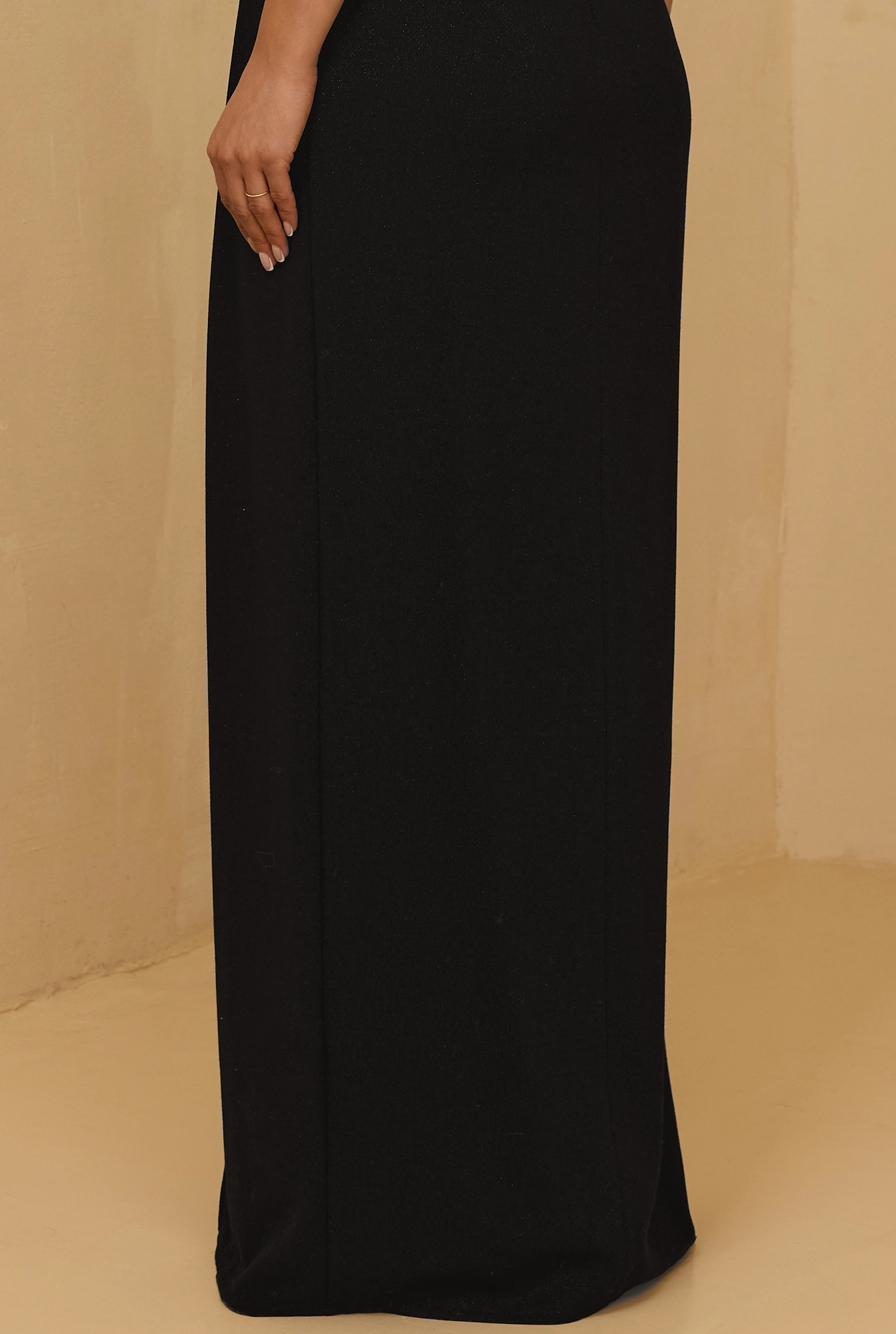 Kasjana – black maxi with delicate silver thread
