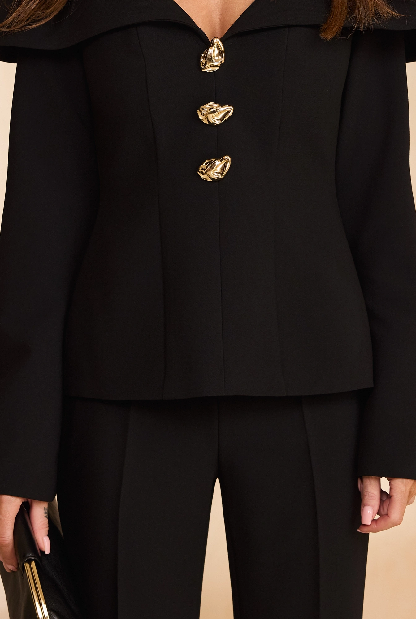 Quelo – black blouse with a large collar