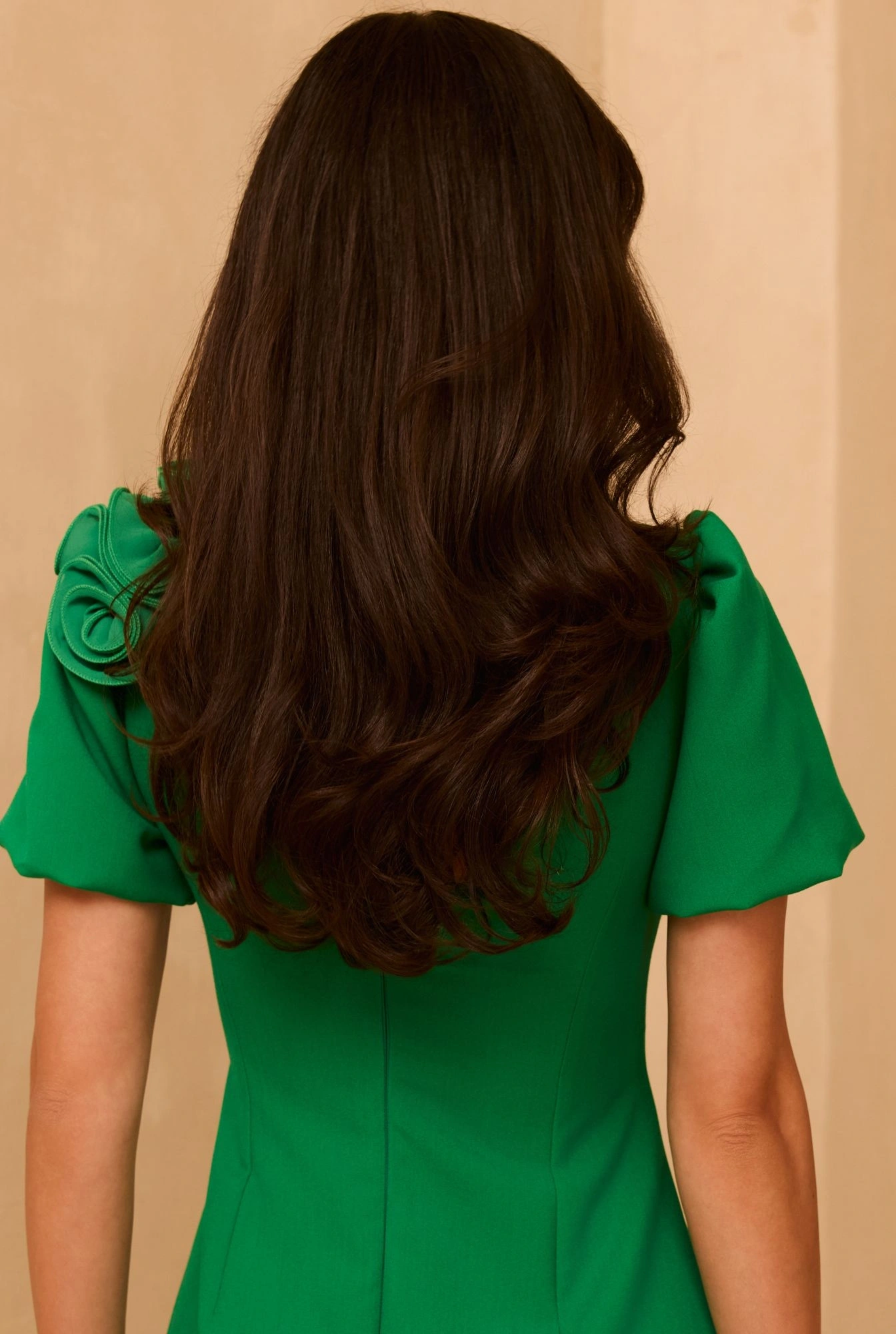 Node - Green mini dress in stretch fabric, with V neckline, buff sleeves and detachable brooch