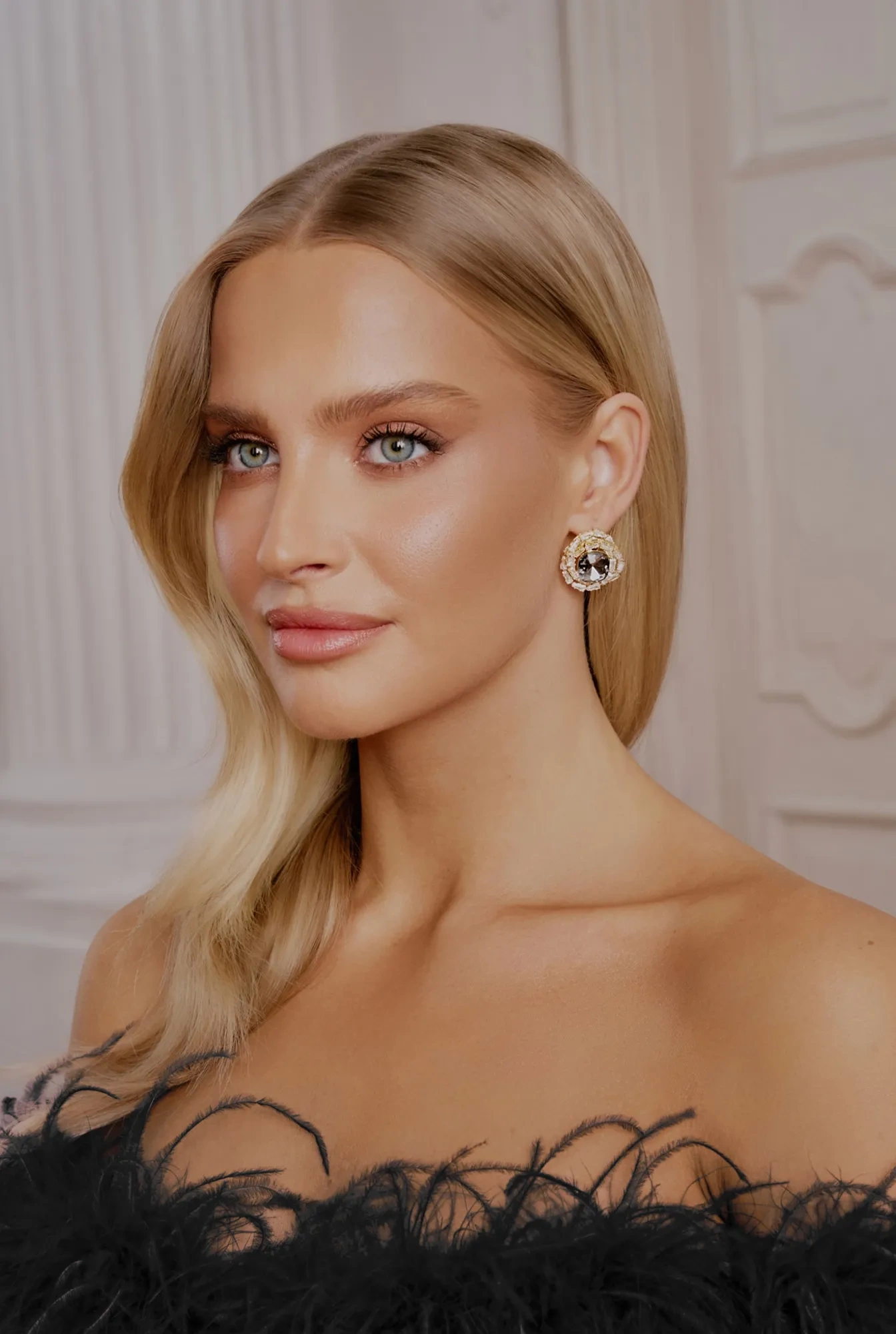 Moxie - gold-plated earrings with black crystal