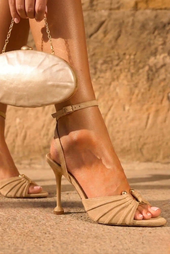 Avialle – beige stiletto sandals with a stable finish