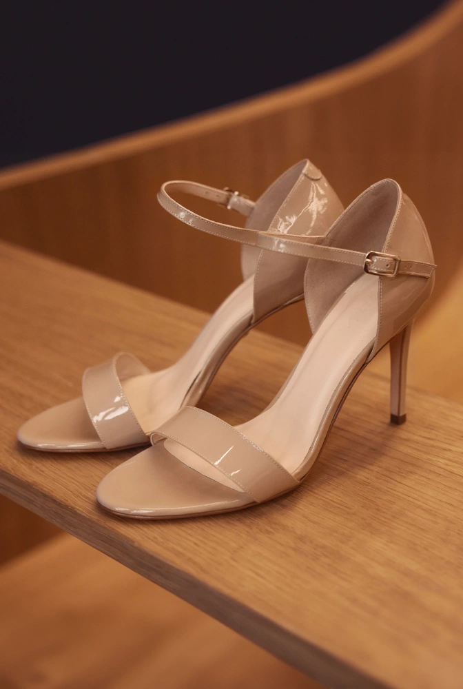 Zarina - Classic Lacquered Sandals in Nude